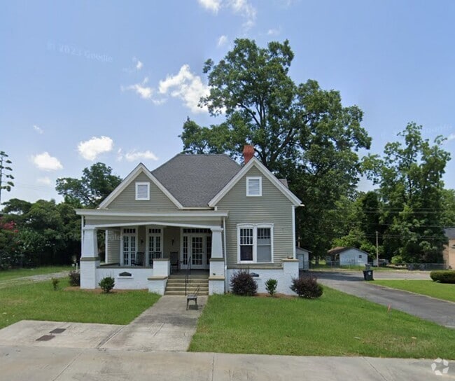 Building Photo - "Spacious 4-Bedroom Family Retreat on 12th... Rental