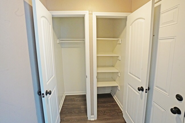 1BR, 1BA - 752SF - Deluxe Entry Closets - Vintage at 50th