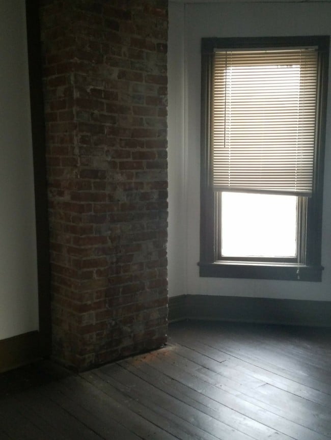 Building Photo - 878 Prospect Ave Unit Front Upper