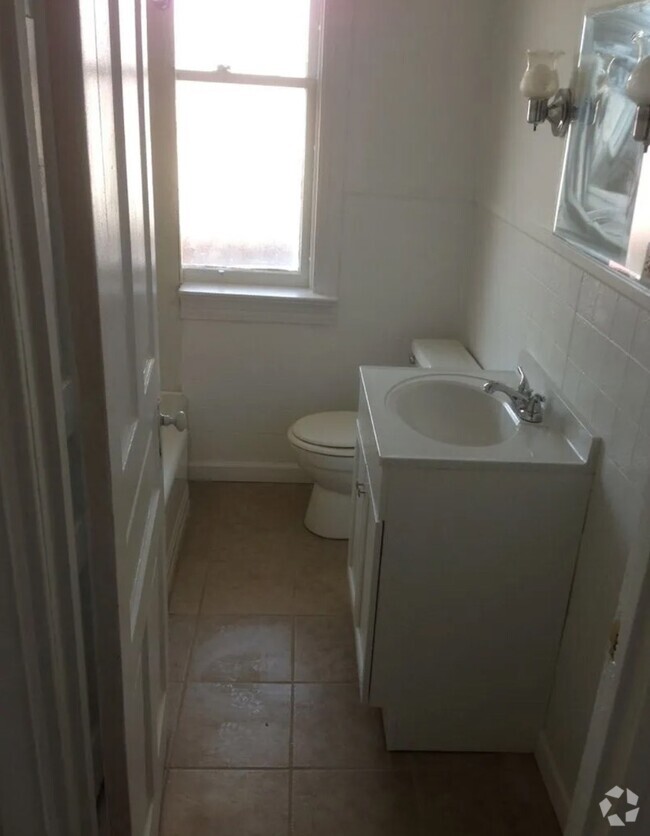 Building Photo - 588 W Market St Rental