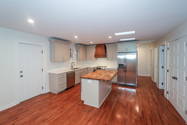 Photo - 440 S May St