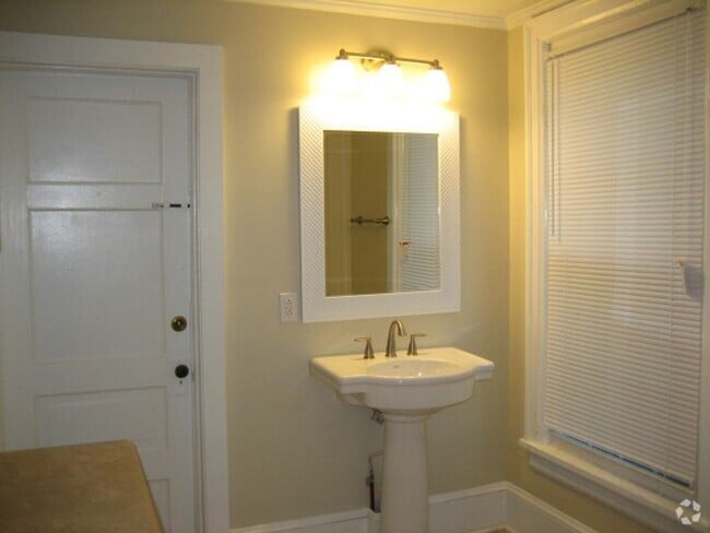 Building Photo - 611 Washington St Unit A Rental