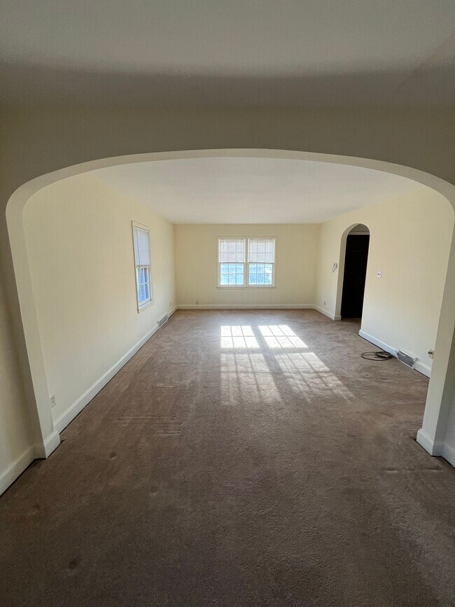 Living room - 214 Delaware Rd Unit Upper