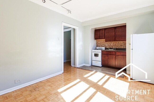 739 W Belmont