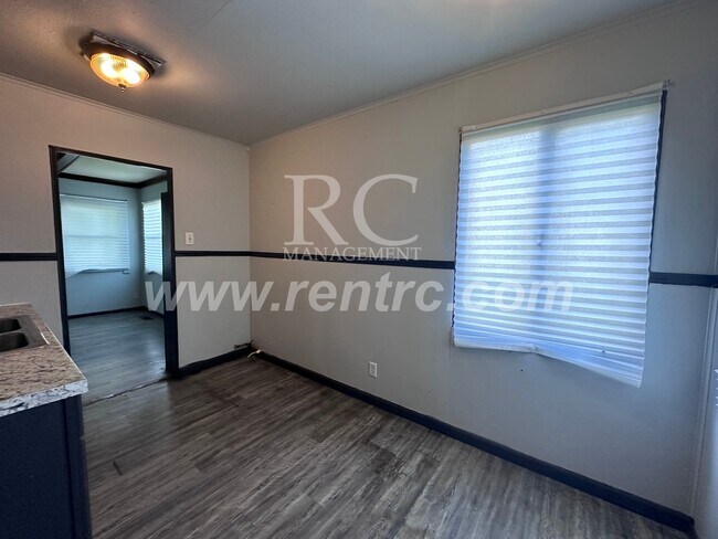Photo - 605 Pixley-