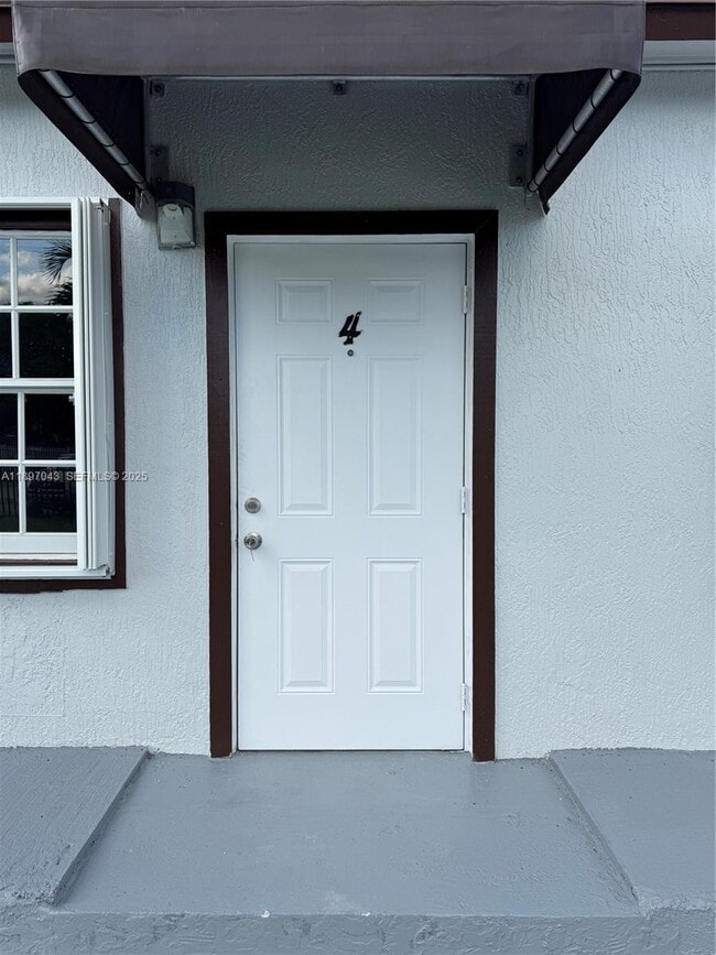 Photo - 555 NW 100th Terrace Unidad 4