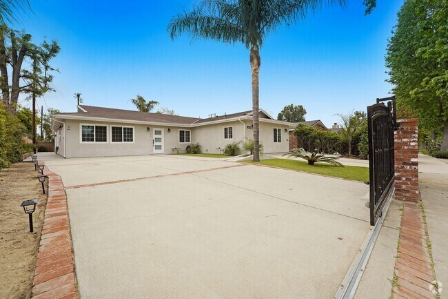 Building Photo - 8848 Gothic Ave Unit 8848 Gothic Ave  3 Rental