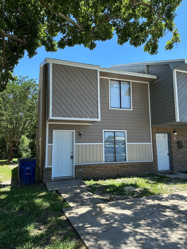 2 bed 2 bath townhome, perfect location! - 2 bed 2 bath townhome, perfect location!