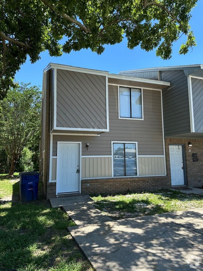 Building Photo - 2 bed 2 bath townhome, perfect location!