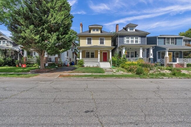 Building Photo - Spacious, Stunning 5 Bedroom Home in Norfolk Available NOW!