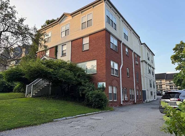 Building Photo - 361 Pearl St Unit 3