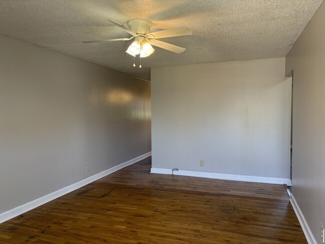 Building Photo - 2033 S Ingram Mill Rd Rental
