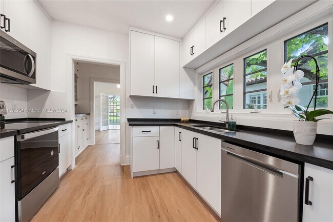 Photo - 633 Alcazar Ave