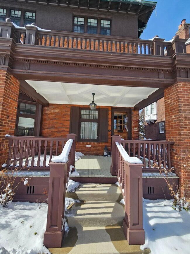 Photo - 2245-2247 N Lake Dr. (Duplex) Unidad 2245 - Lower