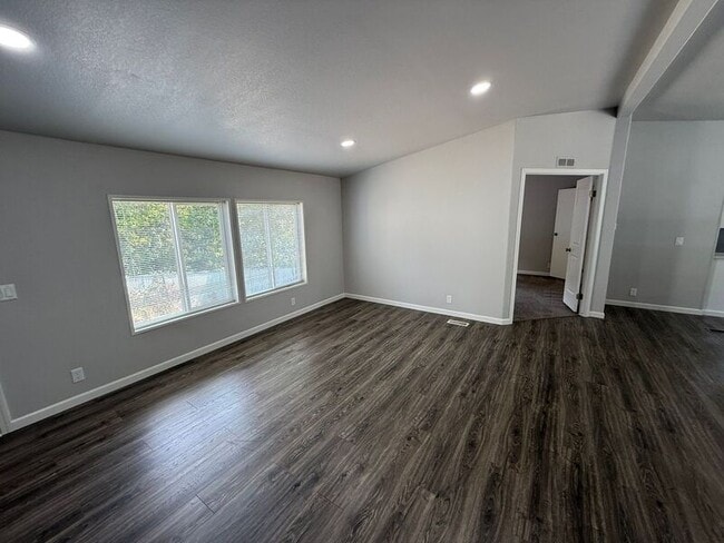 Building Photo - 865 Vista Ave SE Rental