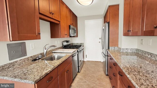Building Photo - 10201 Grosvenor Pl Unit 1021 Rental