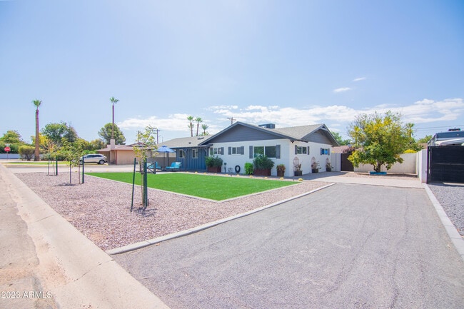 Photo - 4335 E Clarendon Ave