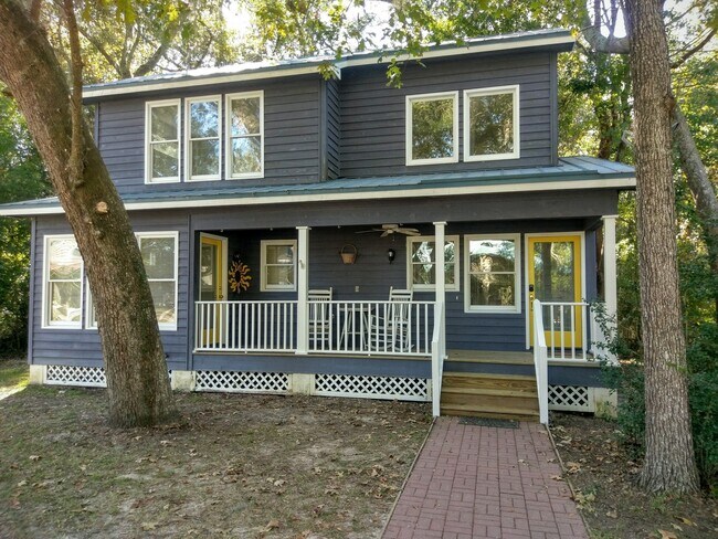 Photo - Enjoy Living in Palm Key! Two Bedroom Cottage