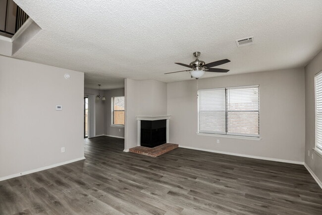 Photo - 829 Wyndham Pl