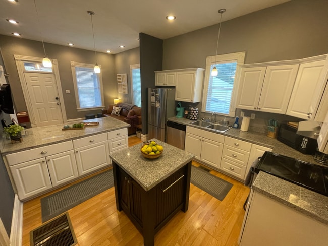 Photo - 832 Caledonia St