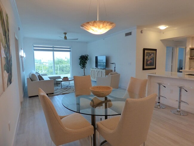 Building Photo - 802 W Windward Way Unit 303