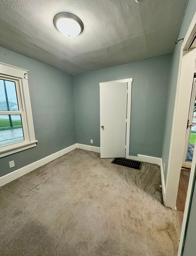 Photo - 221 W Memorial Dr
