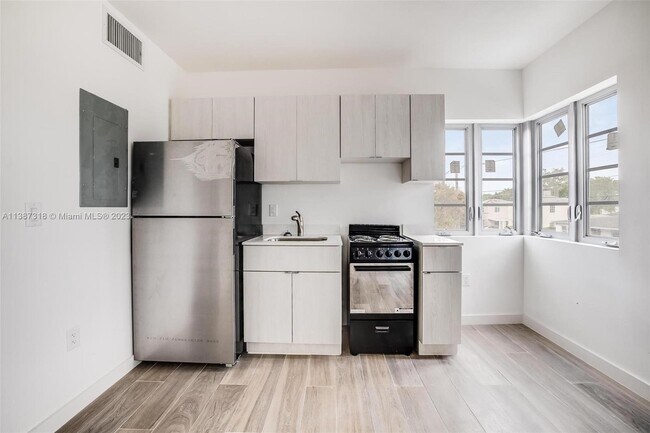 Photo - 572 NE 67th St