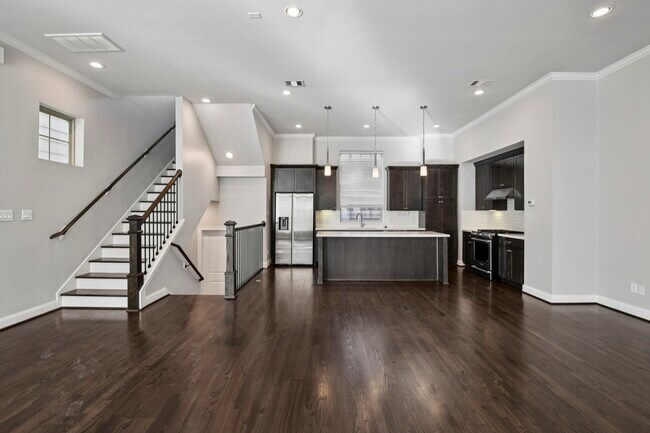 Building Photo - 1040 W 26th St