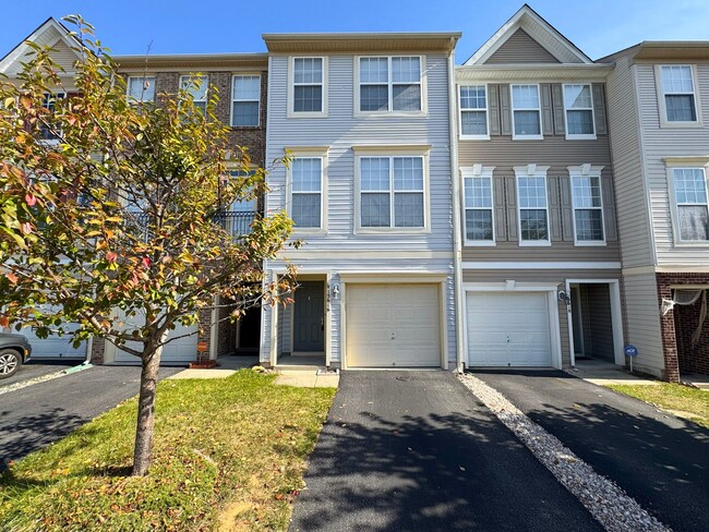Building Photo - Gorgeous 3 Bed 3.5 Bath Interior Townhome ...