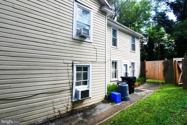 Building Photo - 105 E Pall Mall St