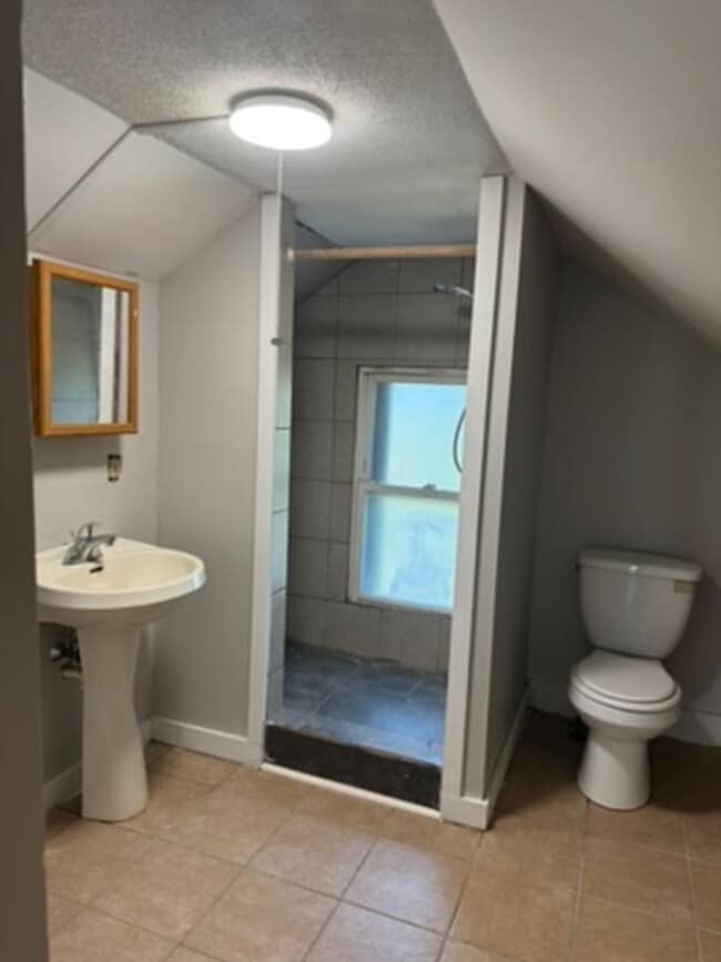 Building Photo - 12 Harwinton Ave Unit 3