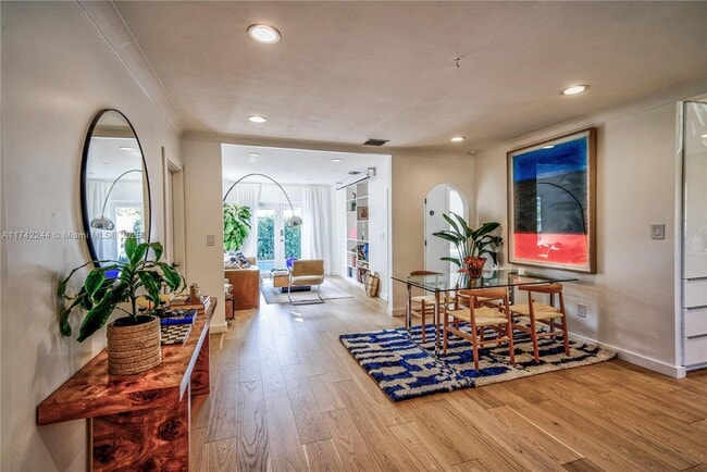280 NW 44th St