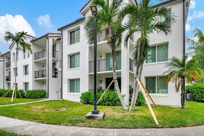Building Photo - 703 Villa Cir Unit 703