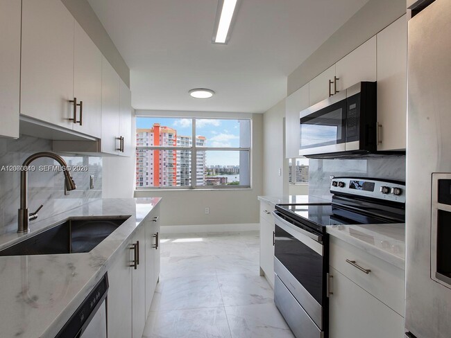 Building Photo - 1200 NE Miami Gardens Dr Unit 1013W