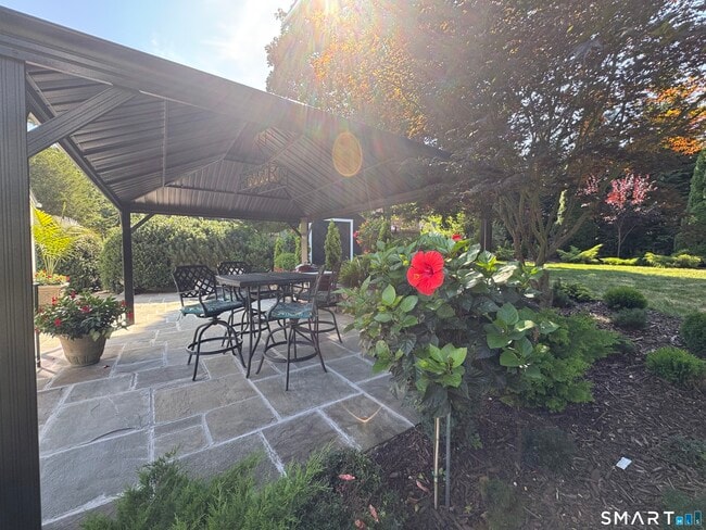 Photo - 561 River Rd