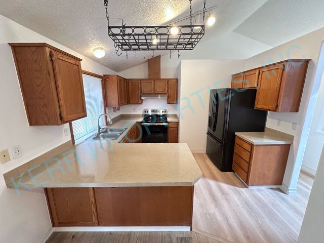 Charming 3-Bedroom Haven with 2 Baths in Gresham – Your Perfect 1364 Sq Ft Retreat!