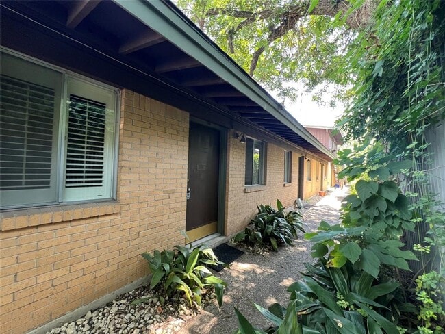 Building Photo - 913 W Lynn St Rental