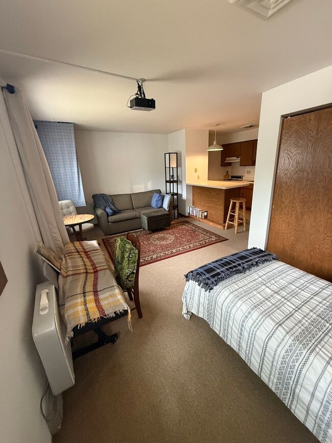 Building Photo - 1302 Mound St Unit #2