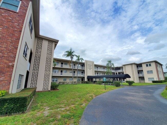 Building Photo - 2 Bedroom 1 Bath Second Floor Condo in St.... Unit 201