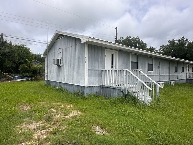 Photo - 2 bedroom 1 bath Duplex | Full Size Laundry Connections | Wood Floors