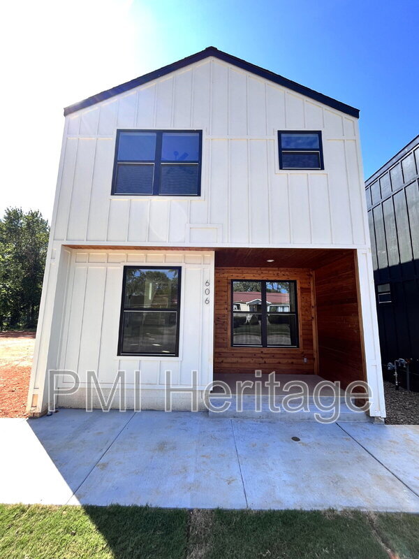 Building Photo - 604 N 6th St