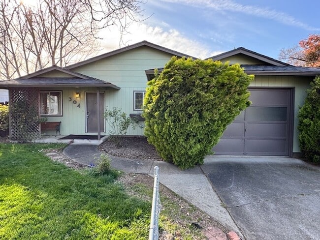 3 BEDROOM SINGLE LEVEL HOME W/ GARAGE - 3 BEDROOM SINGLE LEVEL HOME W/ GARAGE