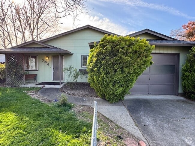 Building Photo - 3 BEDROOM SINGLE LEVEL HOME W/ GARAGE