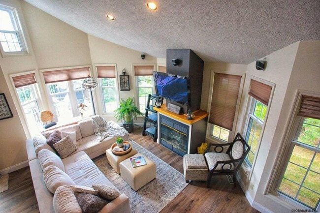 Photo - 76 Kaydeross Park Rd