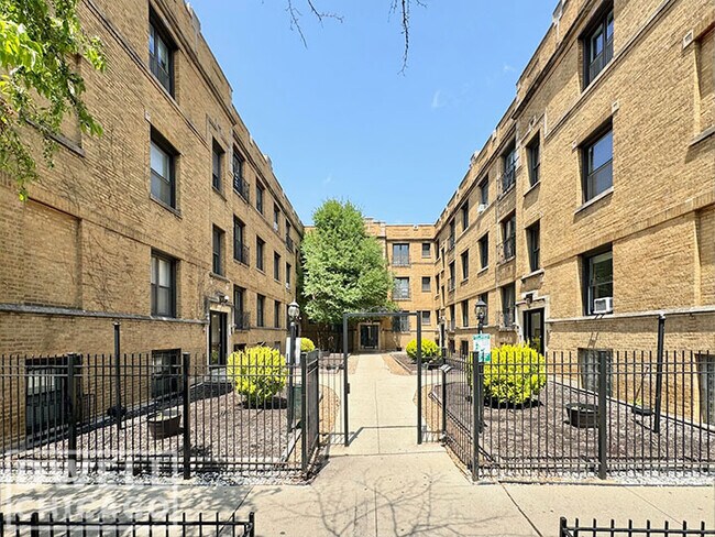 Building Photo - 727 W Roscoe St Unit 2