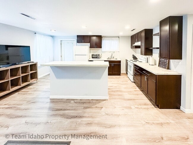 Photo - 1123 E 6th St Unit 1123 E 6th #B - Lower