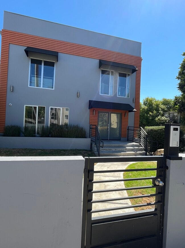 Photo - 1952 N Beachwood Dr