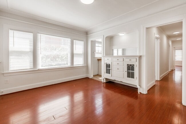 1154 W 27th St