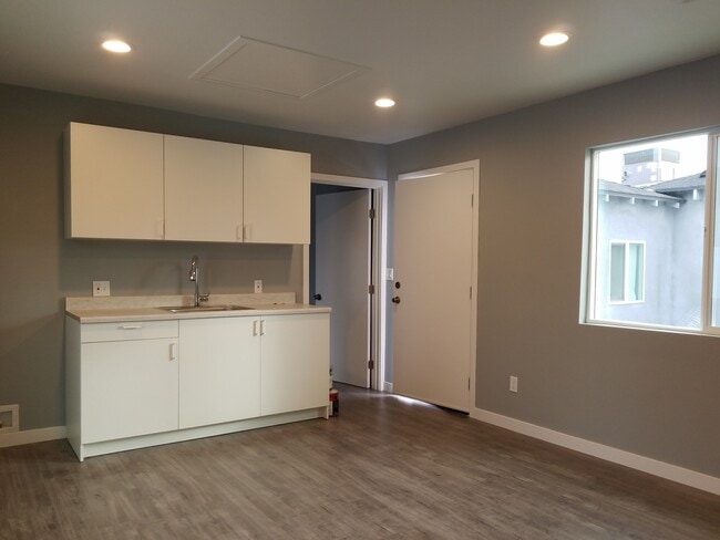 Building Photo - 11129 Archwood St Rental