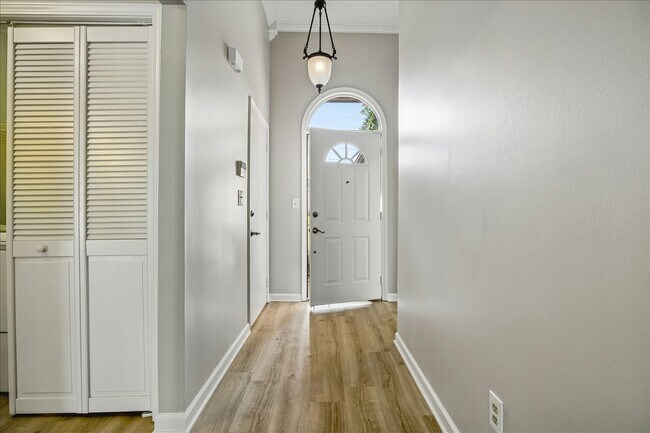 Photo - 535 Pantherburn Cir S